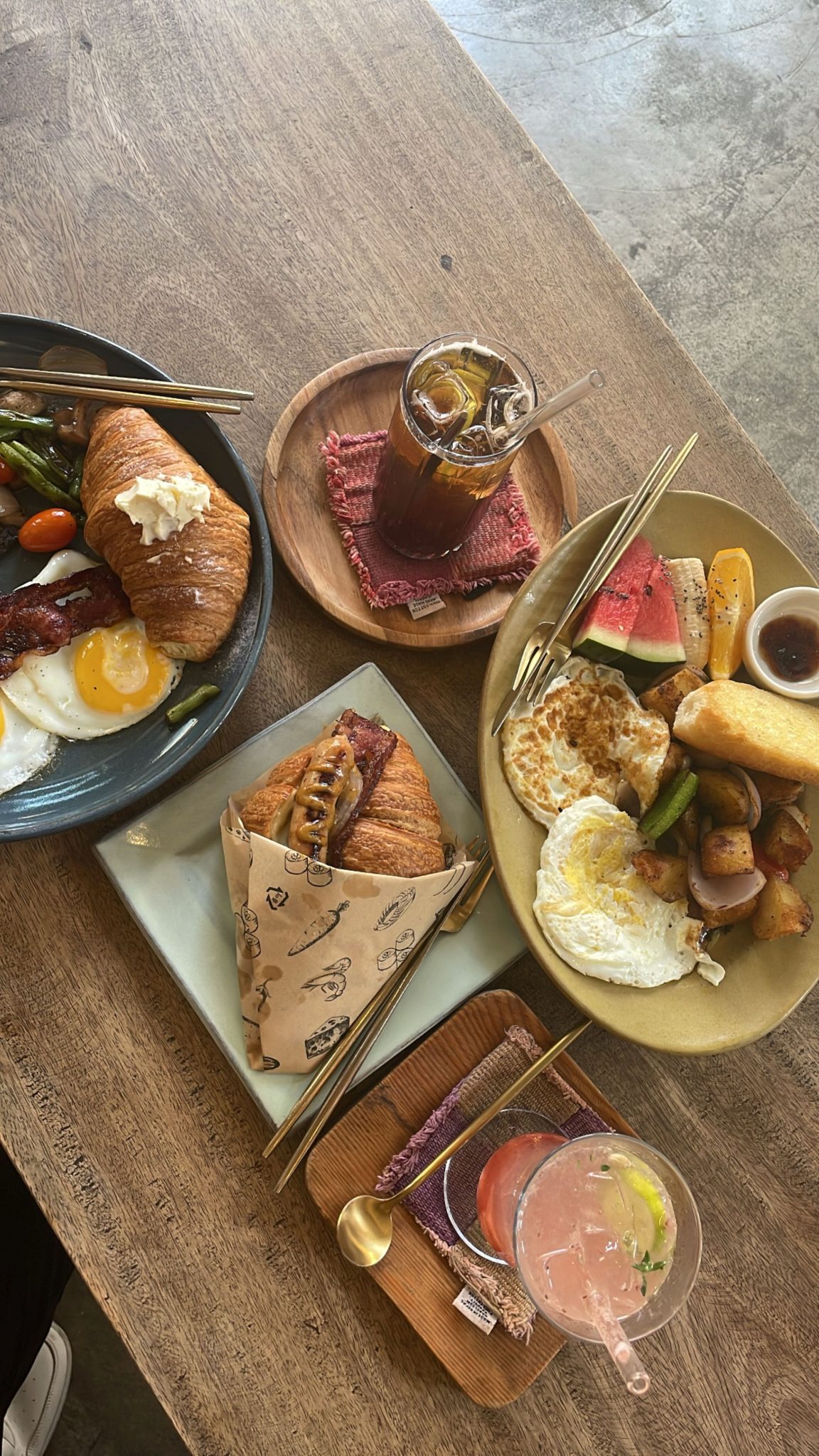 Une formule brunch complète disposée sur une table